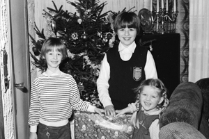 Jurgen met broer en zus bij de kerstboom
